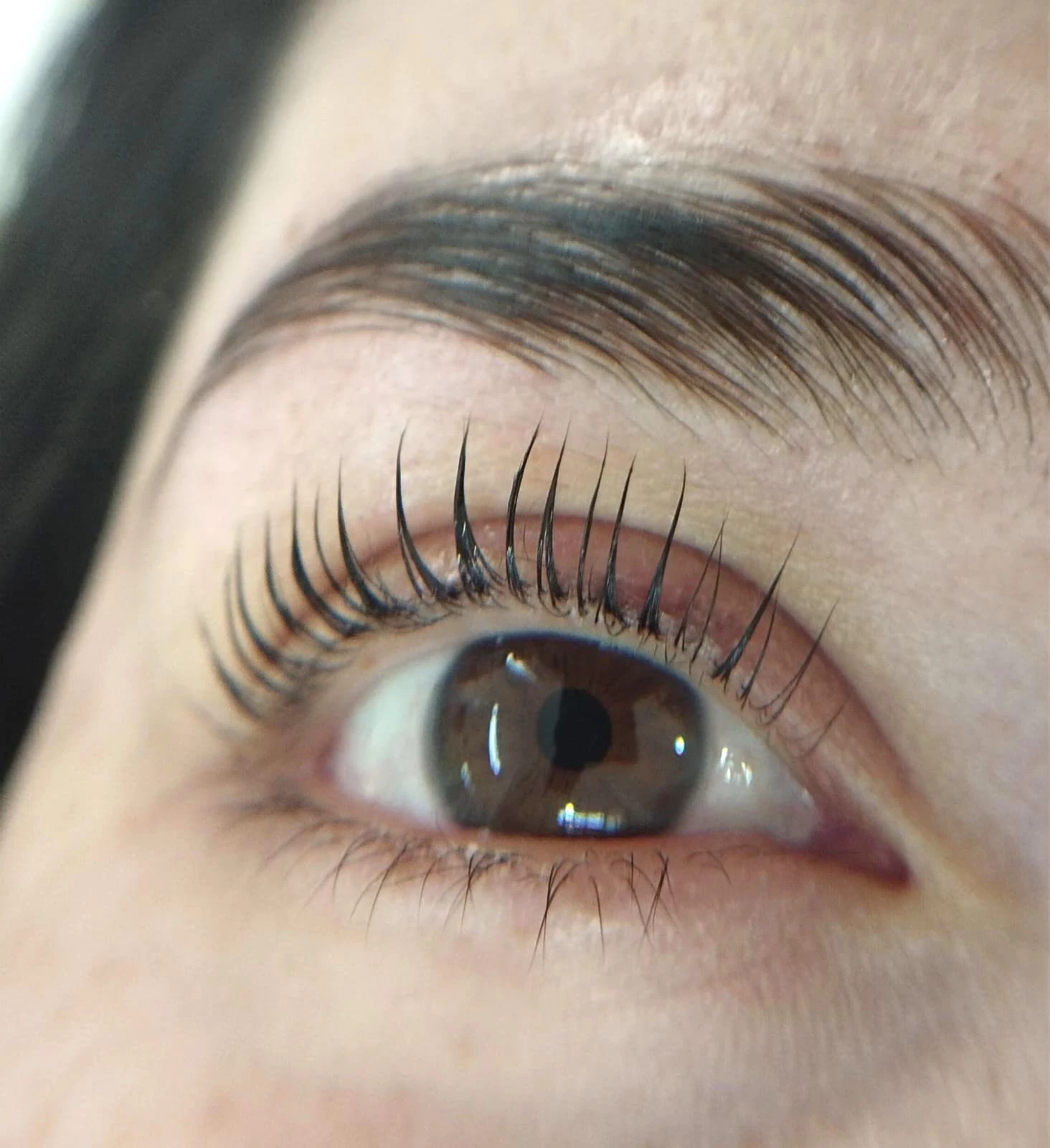 Laminado de cejas, incluye diseño y perfilado.